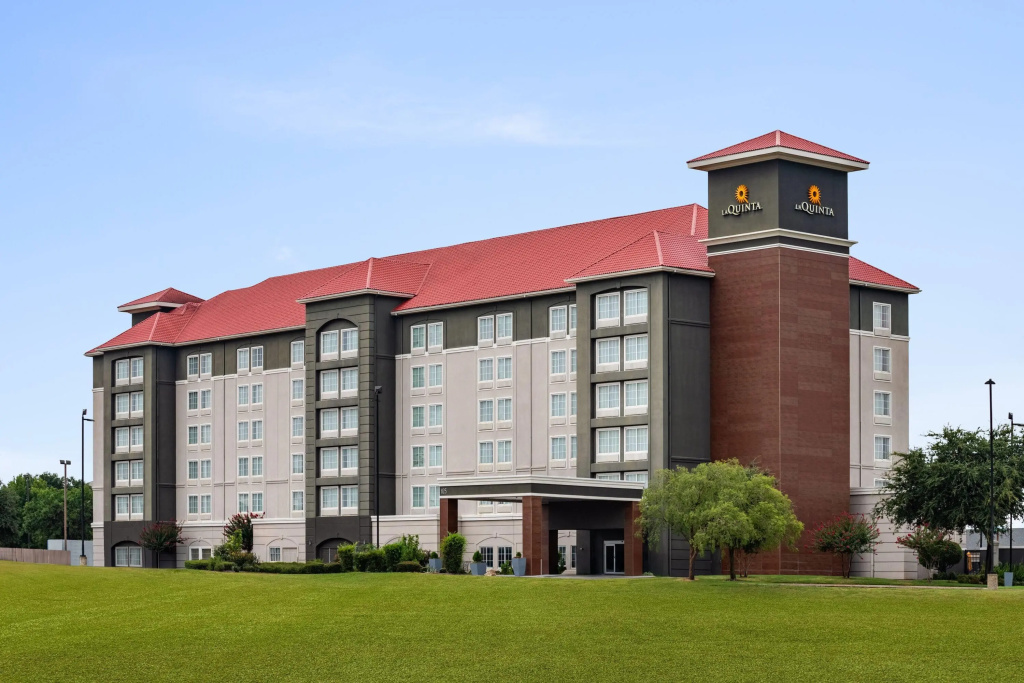 photo 1 of La Quinta Inn & Suites by Wyndham Arlington North 6 Flags Dr