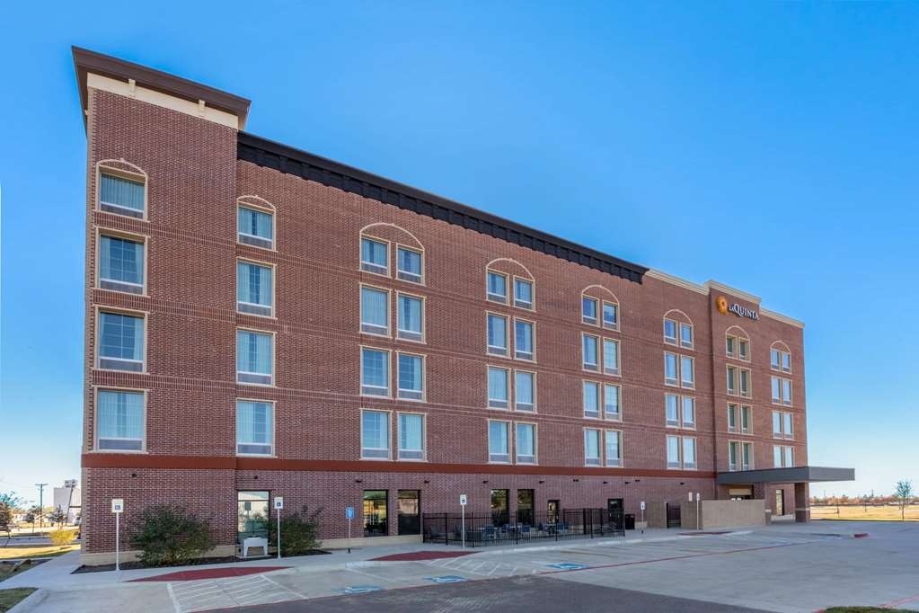 photo 1 of La Quinta Inn & Suites Frisco Fieldhouse North