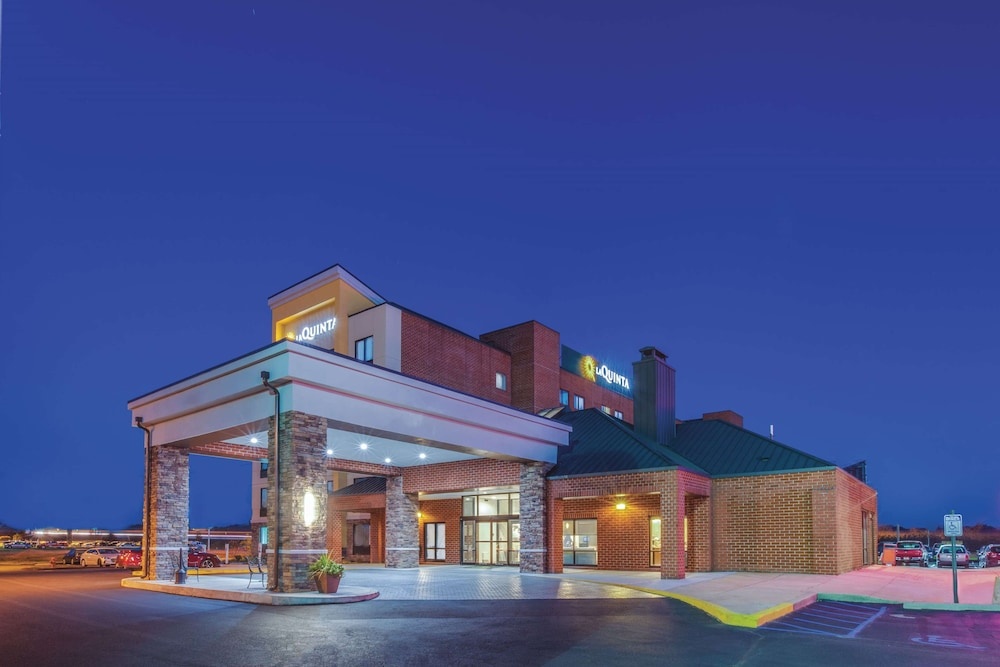 photo 1 of La Quinta Inn And Suites Philadelphia Airport (Ex Airport Inn Philadelphia /Ex Comfort Inn)