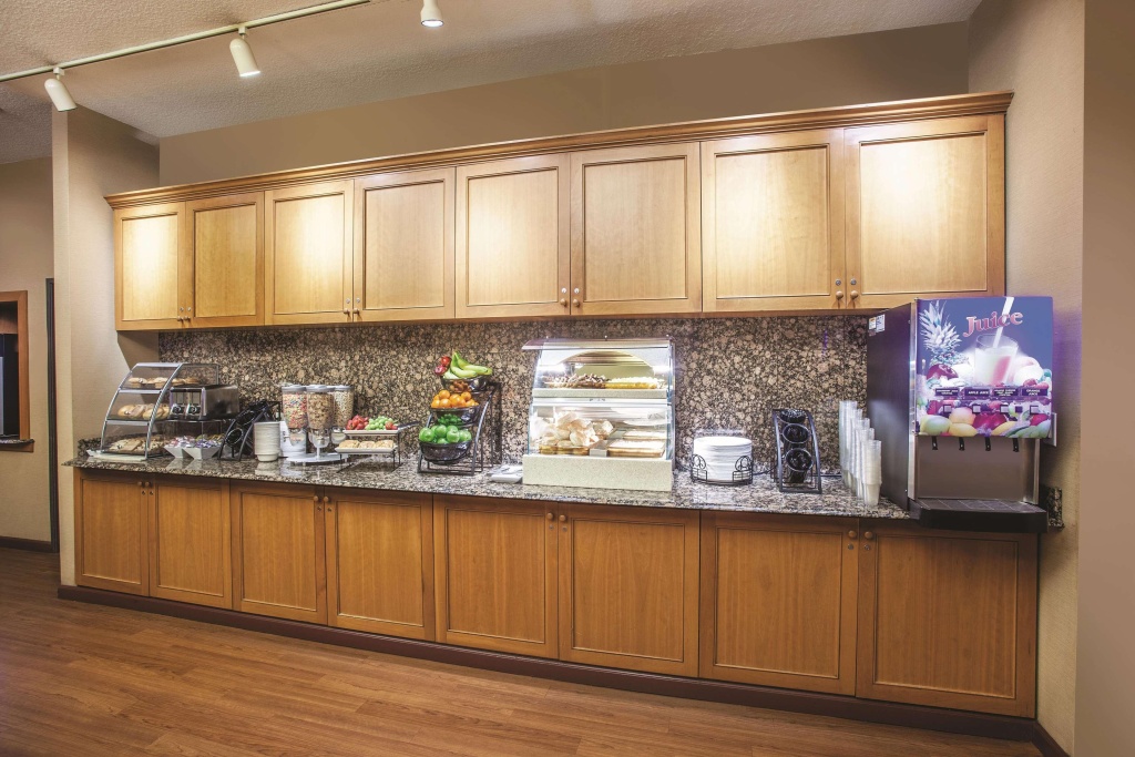photo 1 of La Quinta Inn And Suites Portland Airport