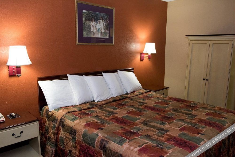 photo 1 of Lakeview Inn