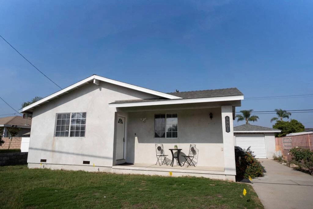 photo 1 of LARGE 4-BEDROOM HOUSE WITH AIR HOCKEY TABLE CLOSE TO DISNEYLAND IN ORANGE COUNTY (p41)