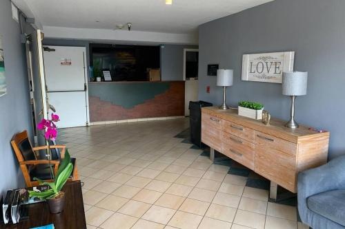 photo 1 of Large Hotel Style Suite (C00)