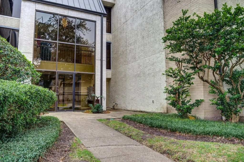 photo 1 of LovelyMedcenter area 3 BR, 2BA condo w/grill