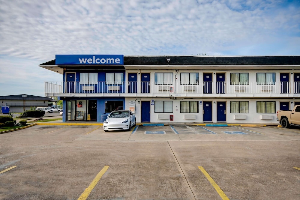 photo 1 of Motel 6 Baton Rouge Port Allen