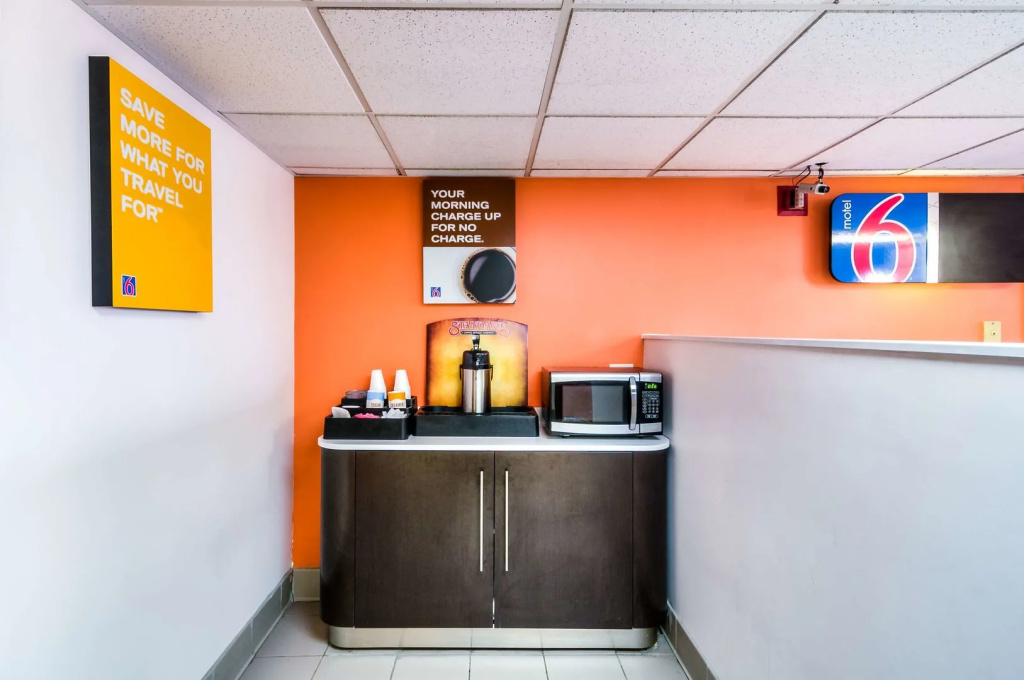photo 1 of Motel 6 Chicago South Lansing 4808