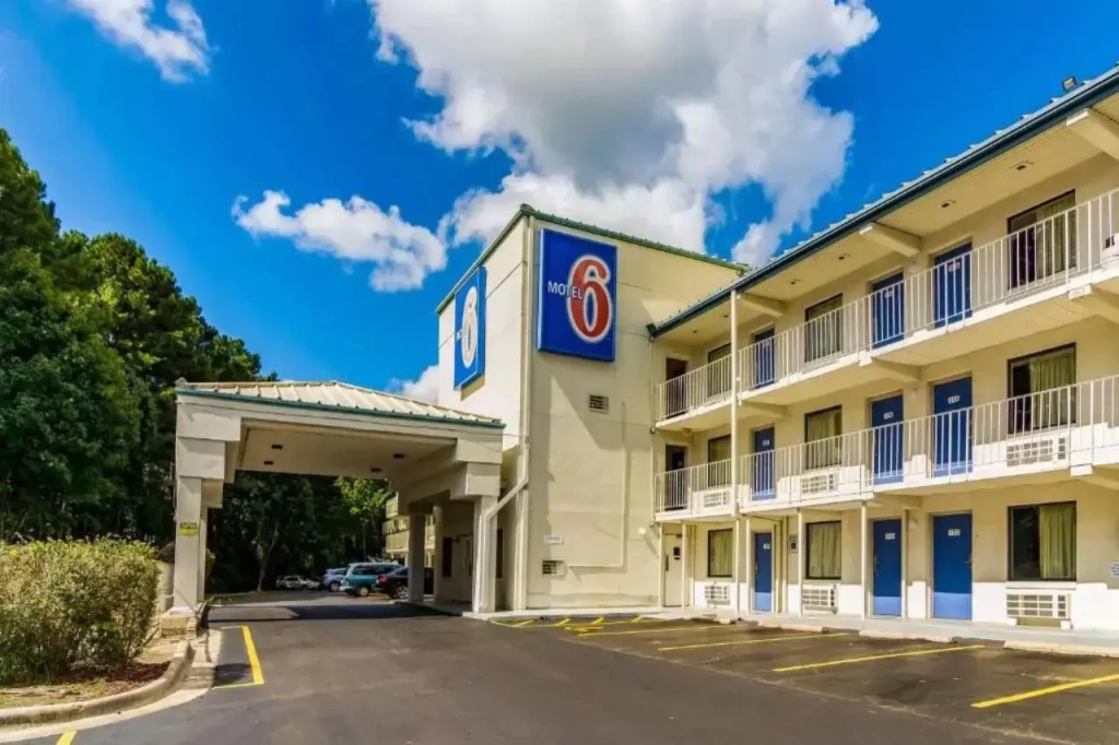 photo 1 of Motel 6 Raleigh NC Cary