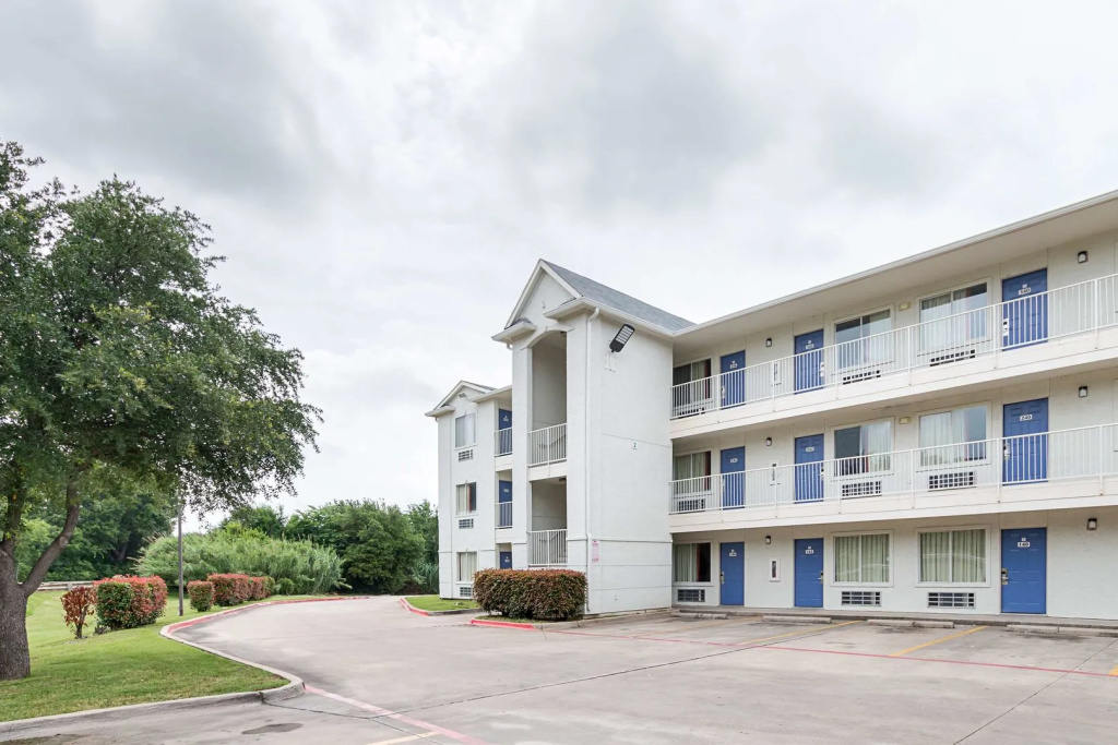 photo 1 of Motel 6 Grand Prairie