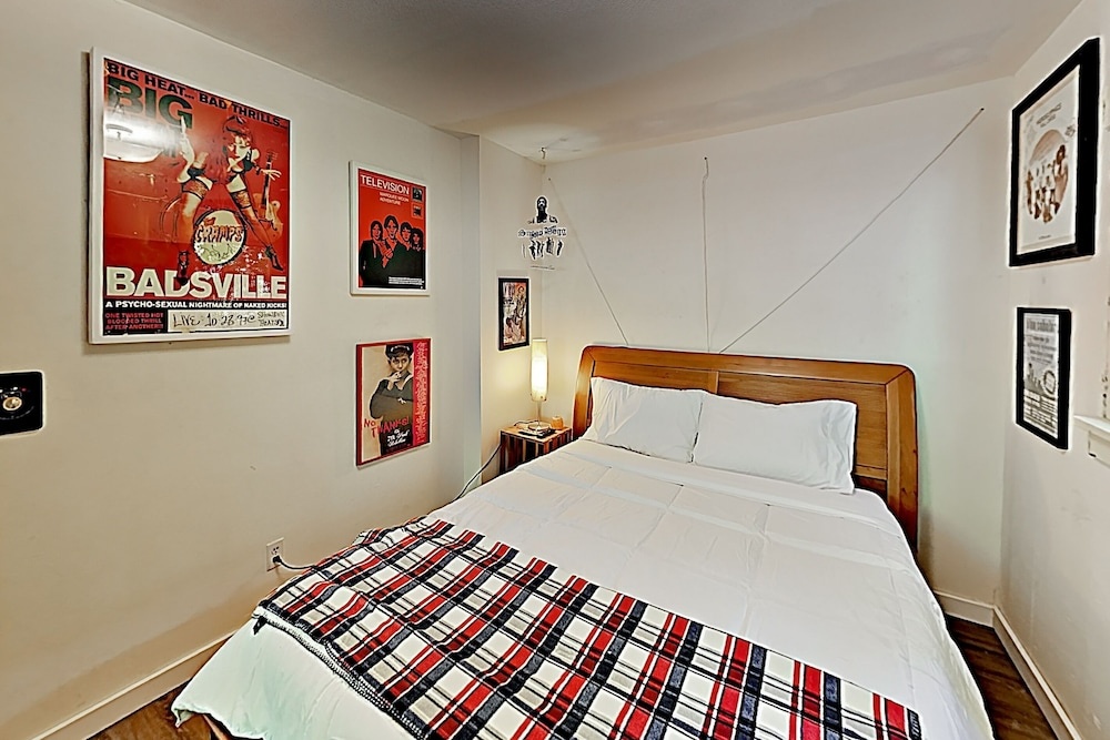 photo 1 of New Listing! Easy Street Beach House On Alki 3 Bedroom Cottage