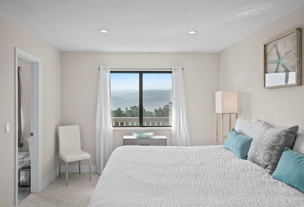 photo 1 of Newly Remodeled 4/4 With Bonus Room! Spectacular Valley Views! Aquarium Passes Available