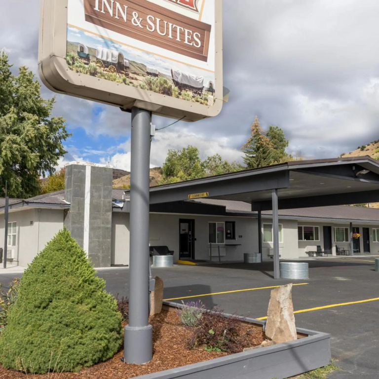 photo 1 of Oregon Trail Inn and Suites