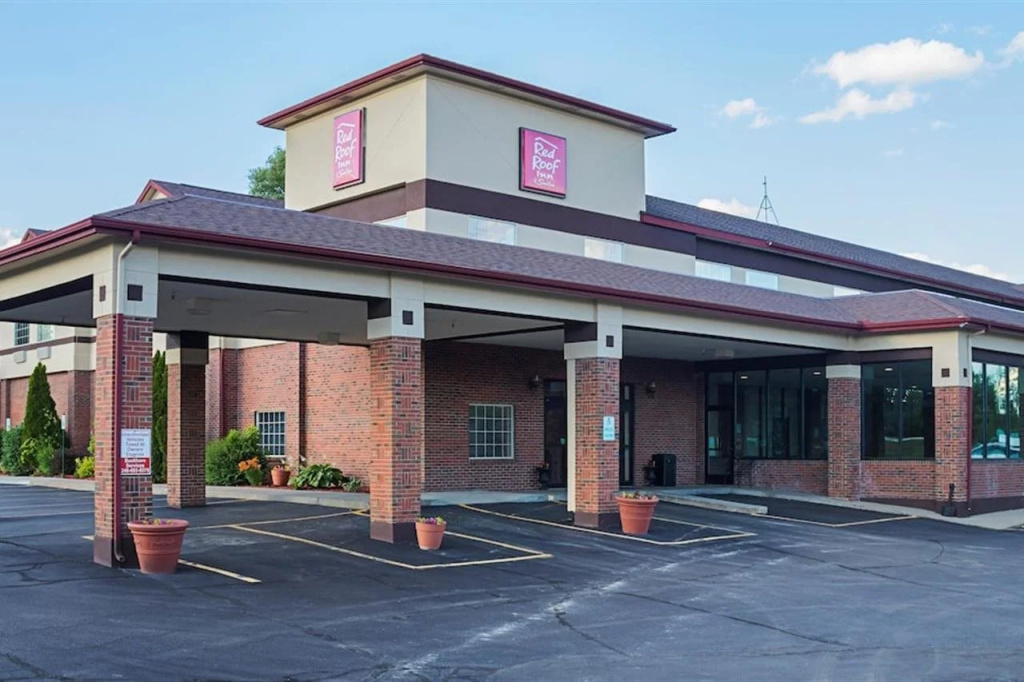 photo 1 of Red Roof Inn & Suites Lake Orion/ Auburn Hills