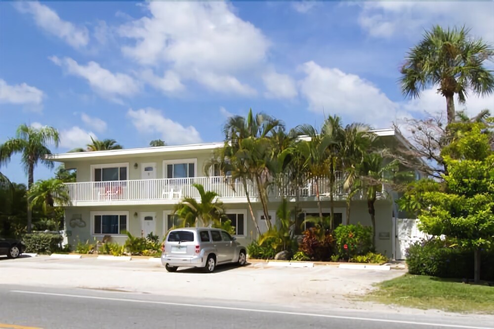 photo 1 of Palm Cay 4