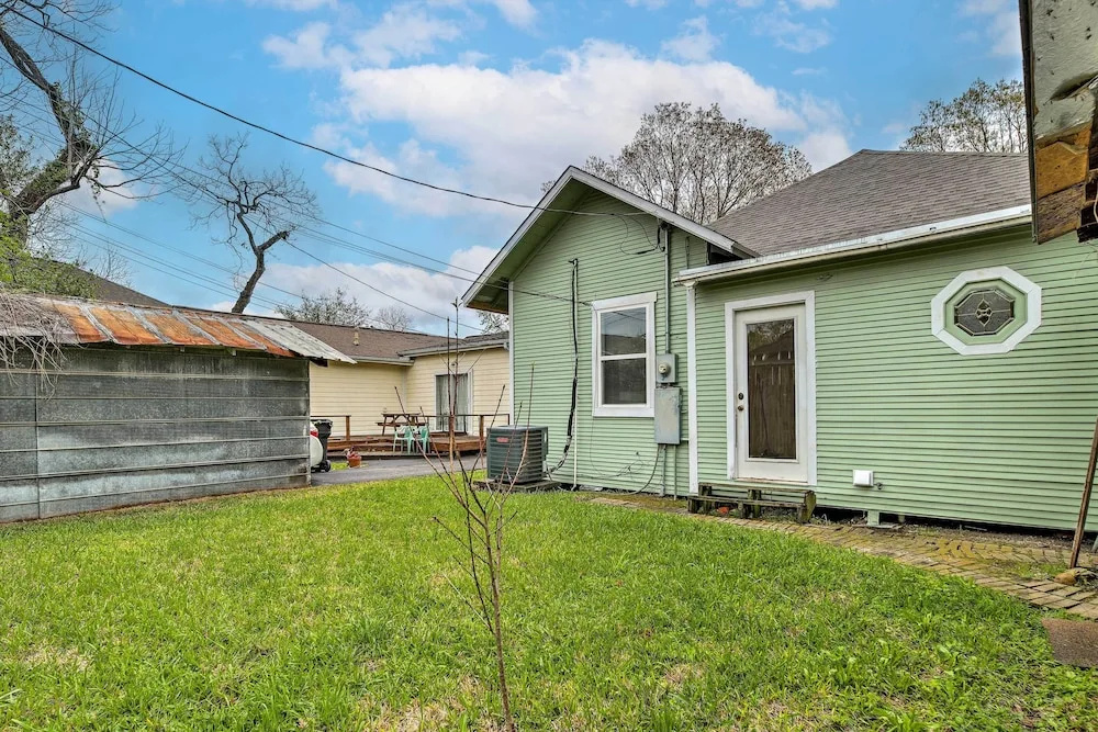 photo 1 of Pet-friendly Home w/ Yard: 3 Mi to Dtwn Houston!