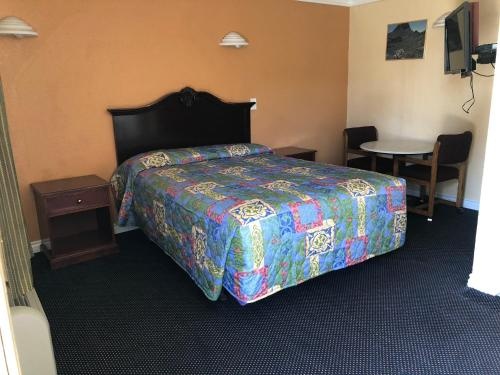 photo 1 of Pine Tree Inn