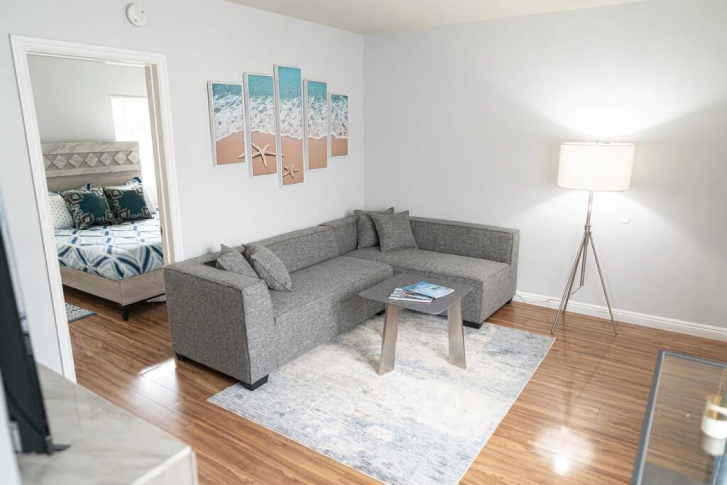 photo 1 of QUAINT 1-BEDROOM BUNGALOW HOME IN GLENDALE (p5)