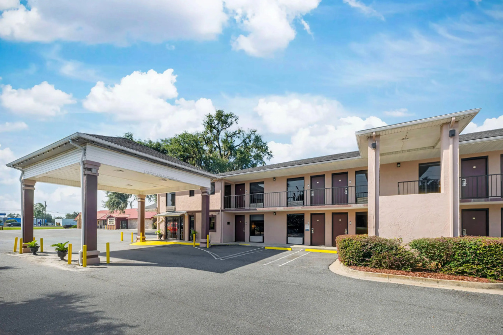 photo 1 of Quality Inn & Suites Live Oak I-10 Exit 283