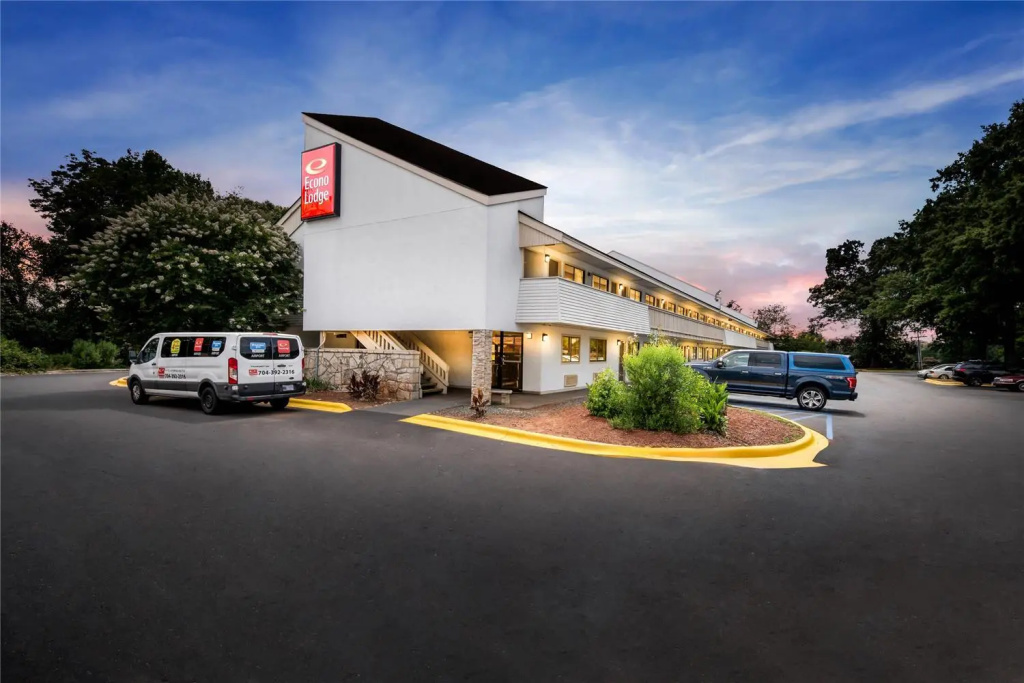 photo 1 of Motel 6 Charlotte NC Airport