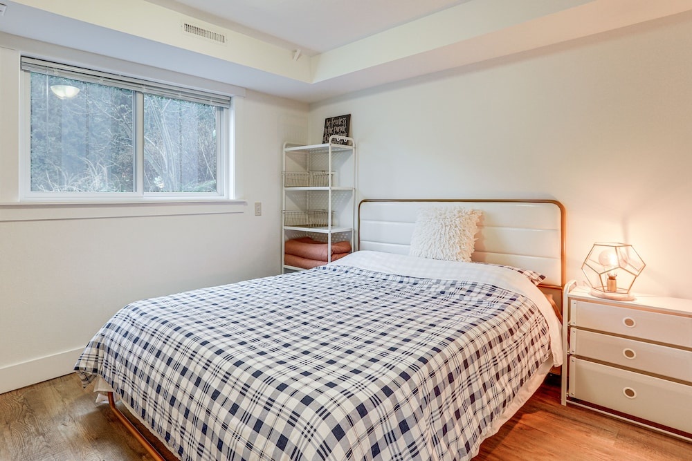photo 1 of Walk to Beach & Lake Access: Cozy Redmond Apt!