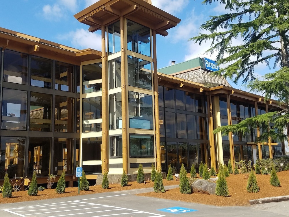 photo 1 of Rodeway Inn & Suites Portland - Jantzen Beach