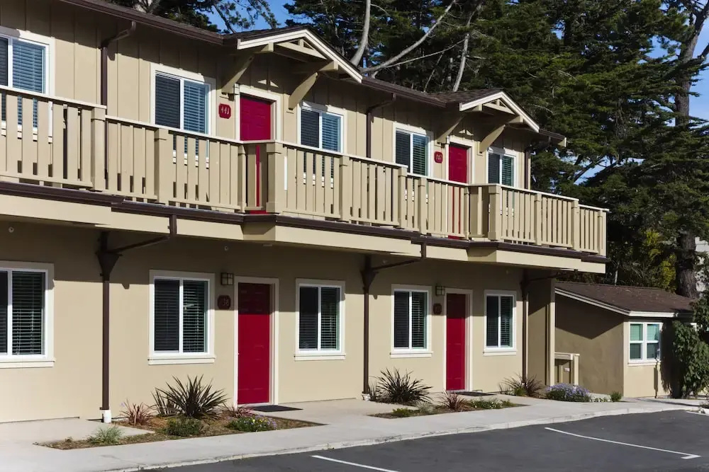 photo 1 of Sea Breeze Inn & Lodge