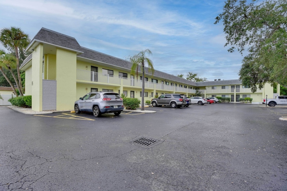 photo 1 of Siesta Key Condo w/ Heated Pool < 1 Mi to Beach