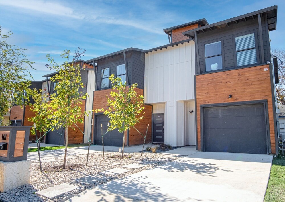 photo 1 of Spectacular 3 BR Plus 2 and a Half BA Apt Near Downtown
