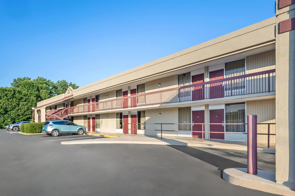 photo 1 of Super 8 by Wyndham Commerce