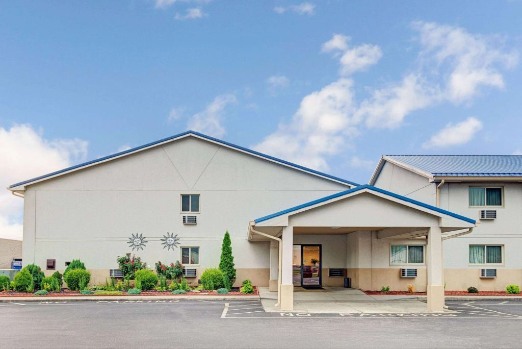 photo 1 of Super 8 by Wyndham Indianapolis/Emerson Ave