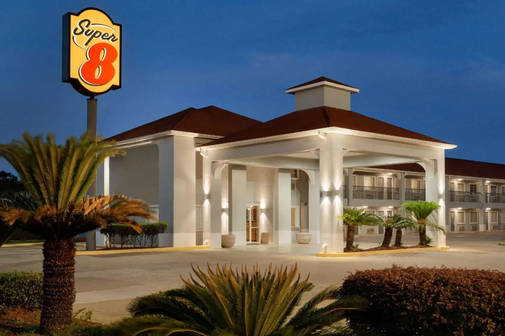 photo 1 of Super 8 Lake Charles Northeast