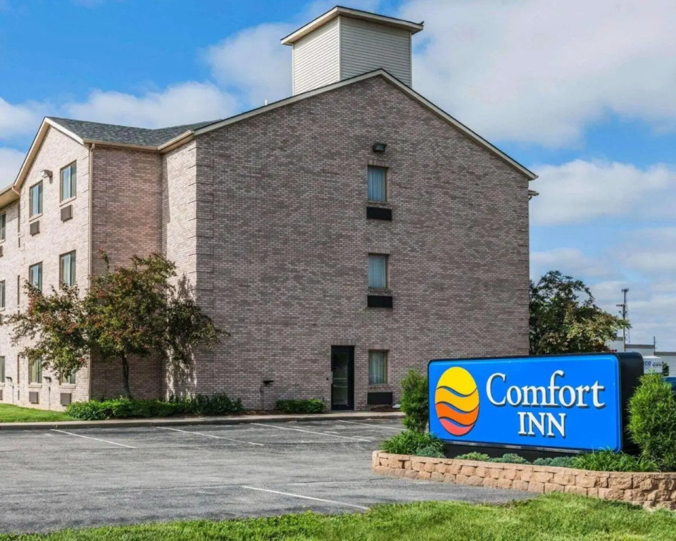 photo 1 of Super 8 Motel - Avon Raceway Park/Indianapolis Airport Area