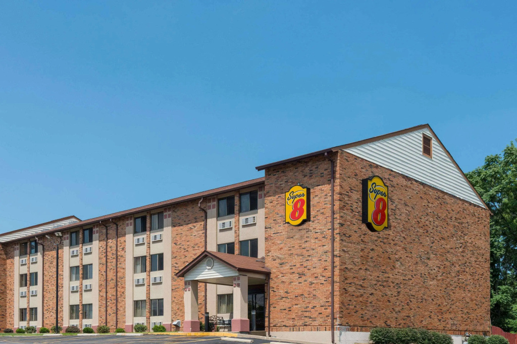 photo 1 of Super 8 St Charles