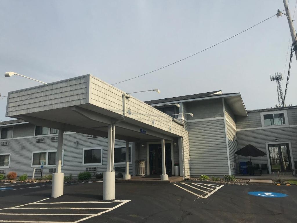 photo 1 of Superior Inn