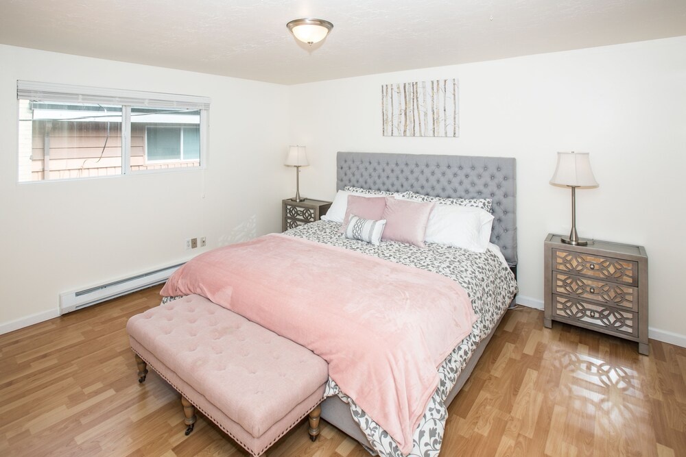 photo 1 of The Seattle Stunner - 1960's Retro Apt - Sleeps 6