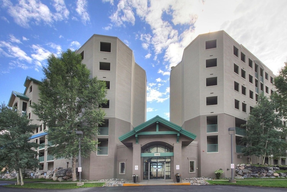 photo 1 of Towers at Lakepoint 605 by RedAwning