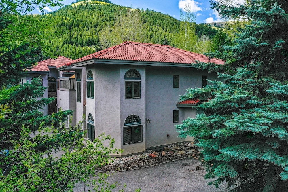 photo 1 of Townhome ~ 4 Mi to Beaver Creek & 8 Mi to Vail!