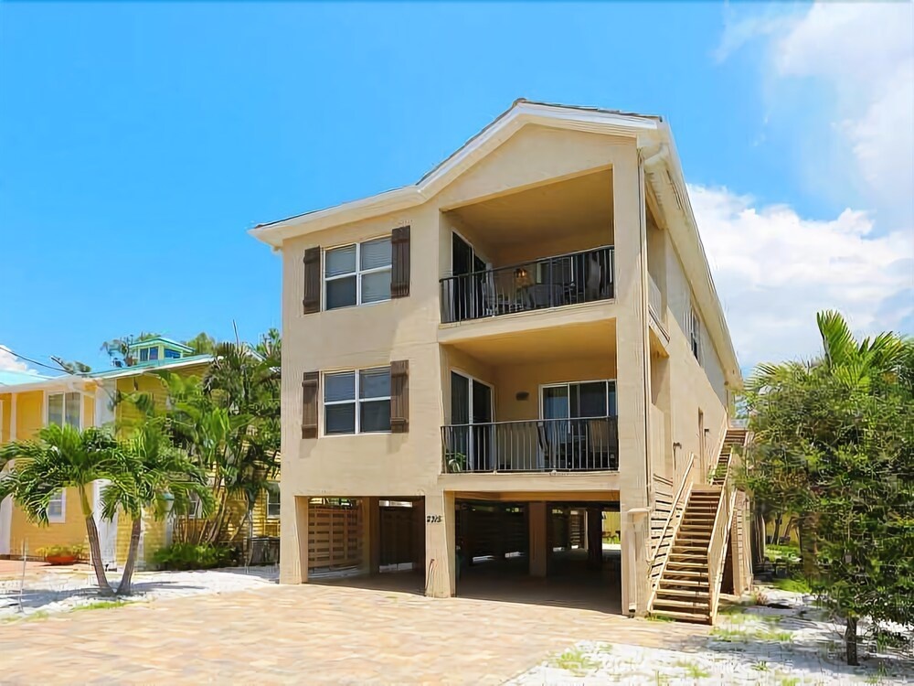 photo 1 of Tropical Daze Down 3 Bedrooms 2 Bathrooms Home