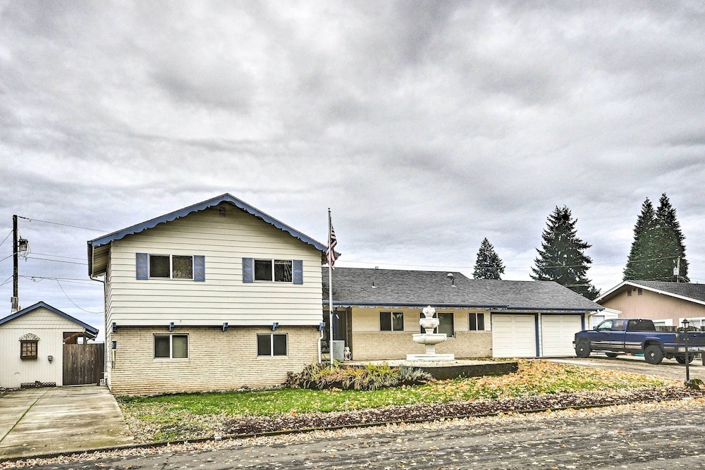 photo 1 of Vancouver Home w/ Hot Tub < 15 Mi to Portland!