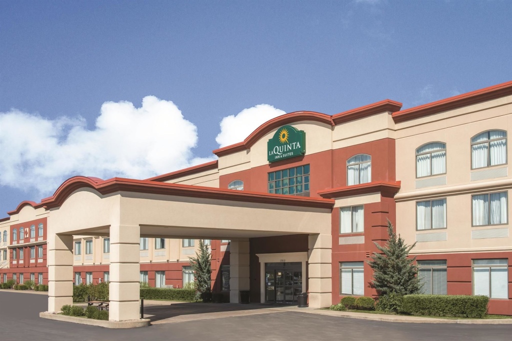 photo 1 of La Quinta Inn & Suites St. Louis Airport - Riverport