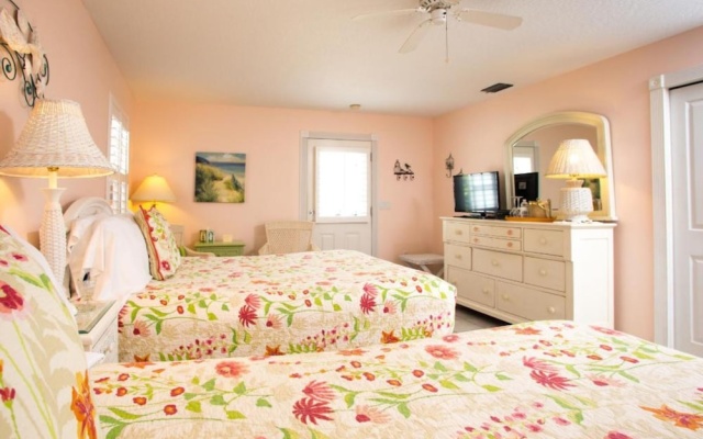 Standard Quadruple room with courtyard view