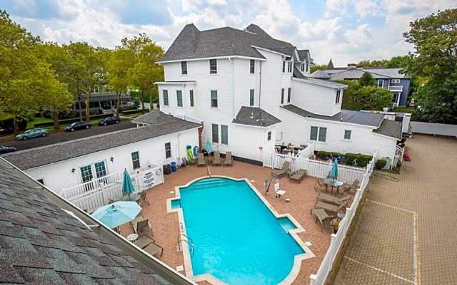 Standard room with pool view