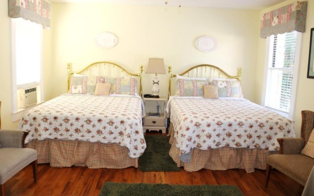Standard Quadruple room with garden view