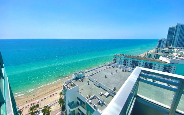 Room with balcony and with partial ocean view