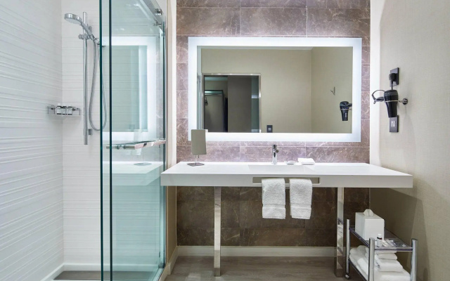 Standard Quadruple room with city view