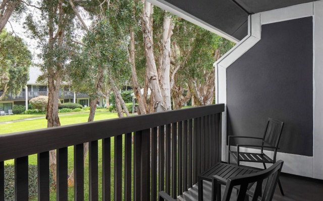 Deluxe Double room with balcony and with courtyard view