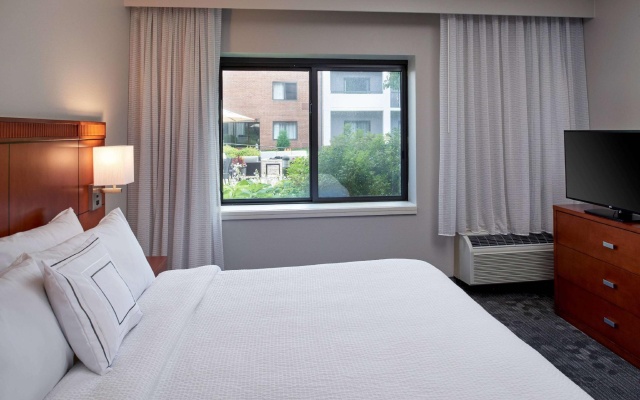 1 Bedroom Double Suite with courtyard view