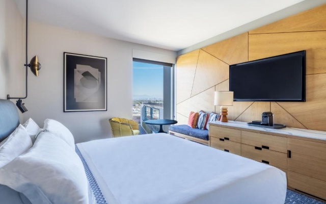Double room with Hollywood Hills View