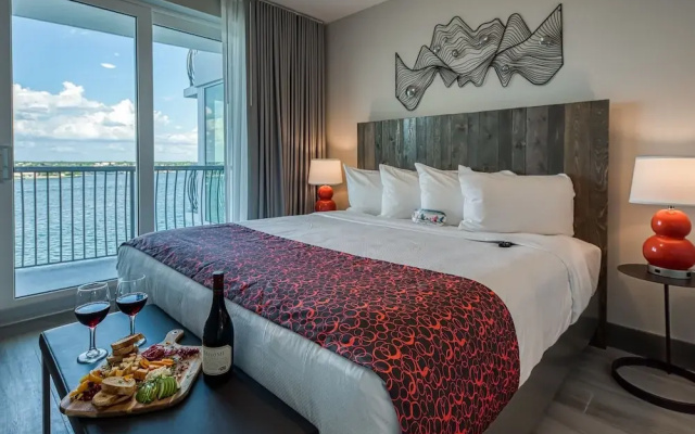 2 Bedrooms Suite with balcony and with bay view