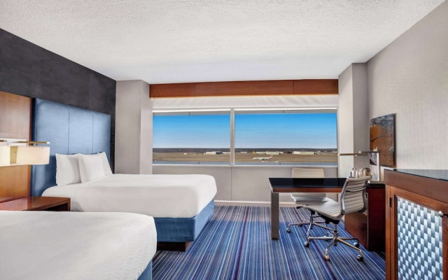 Quadruple room Runway View