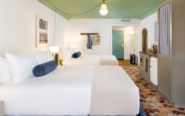Deluxe Quadruple room with balcony